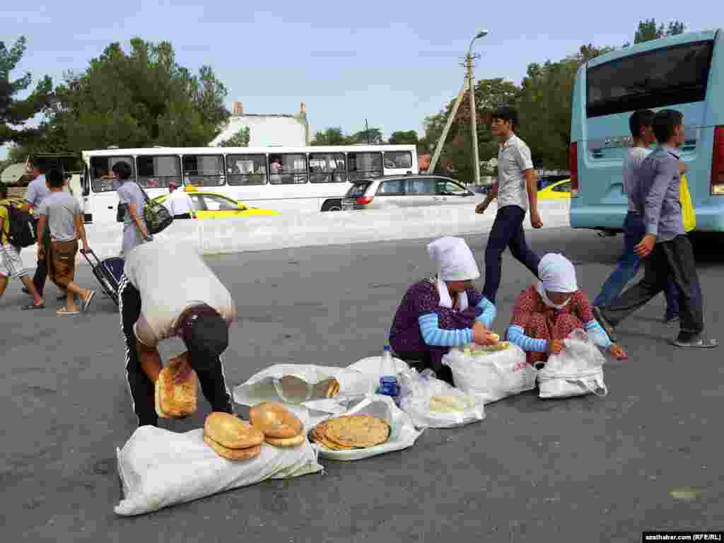 Aşgabadyň "Teke bazarynyň" awtobus duralgasynda söwda edýän köçe söwdegärleri