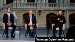 Президент України Володимир Зеленський, зять президента США Дональда Трампа Джаред Кушнер та спеціальний посланник США Стів Віткофф на пресконференції в Києві, Україна, 6 вересня 2026 року