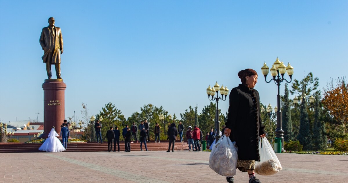 Ішінде үлкен заттары бар жігіттің суреті