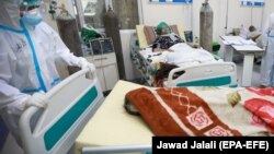 آرشیف- کارکنان صحی شفاخانه افغان‌جاپان در کابل در حال انتقال جسد فردیکه در اثر ابتلا به ویروس کرونا جان باخته است