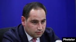 Տարածքային կառավարման և ենթակառուցվածքների նախարար Դավիթ Խուդաթյանը ասուլիսի ժամանակ, Երևան, 9-ը հունվարի, 2025թ. 