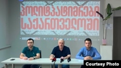 ბრიფინგი "სამოქალაქო  საზოგადოების ფონდის" ოფისში. მარცხნიდან შოთა თუთბერიძე (ადვოკატი), სანდრო ბარამიძე (TI საქართველო) და ლაშა ტყეშელაძე (ადვოკატი). 21 ივლისი, 2026 წელი