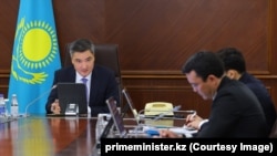 Премьер-министр Олжас Бектенов Алматы тау кластері мен Almaty Superski жобалары бойыша кеңес өткізіп отыр. 24 сәуір, 2026 жыл. Сурет primeminister.kz cайтынан алынды.