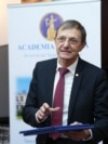 Președintele Academiei Române, istoricul Ioan Aurel Pop spune că viitorul președinte are datoria să restaureze încrederea în elita conducătoare și că va obține asta doar dacă va încuraja învățătura și expertiza adevărate în societate. 