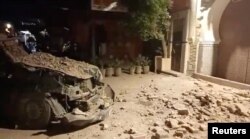 Një veturë e dëmtuar dhe rrënojat e një tërmeti në Marakesh, Marok, më 9 shtator 2023.