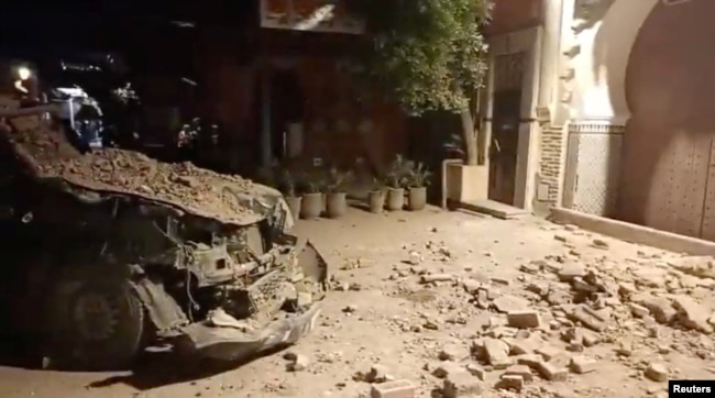 Një veturë e dëmtuar dhe rrënojat e një tërmeti në Marakesh, Marok, më 9 shtator 2023.