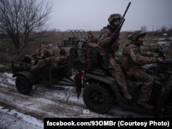 Піхотинців після виходу пішки везуть до тилу квадроциклом