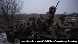 Військові 93-ї окремої механізованої бригади змінюють позицію на Костянтинівському напрямку, фото ілюстративне