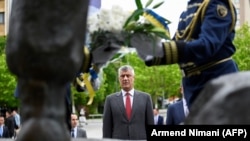 Hashim Thaci depune flori la statuia fostului comandant al Armatei pentru Eliberarea Kosovo în Pristina, 11 iunie 2020