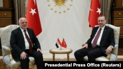 Turkish President Recep Tayyip Erdogan (right) meets with Iraqi Prime Minister Haidar al-Abadi at the Presidential Palace in Ankara on October 25.