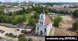 Каля касьцёлу Сьвятога Роха — незабудаваны абшар былых каталіцкіх могілак у 2018 годзе, калі парафія пачала яго добраўпарадкаваньне пад зялёную тэрыторыю.
