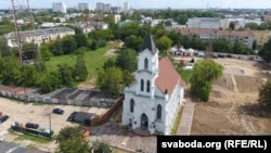 Біля костелу Святого Роха – незабудована територія колишнього католицького кладовища у 2018 році, коли парафія розпочала її впорядкування для облаштування зеленої зони