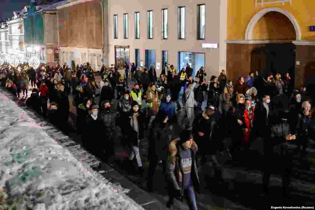 Protesters march in Moscow on February 2, calling for the release of Navalny.