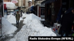 Чаршијата во Битола затрупана со снег.