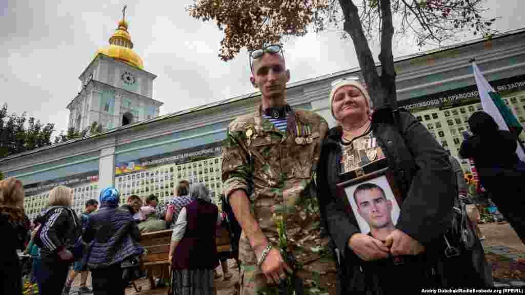 Бойовий побратим Ігор Шемочек та Надія – мати загиблого Максима Харченка, воїна 42-го батальону територіальної оборони &laquo;Рух Опору&raquo; з добровольців Кіровоградської області. Хлопець загинув в Іловайському котлі