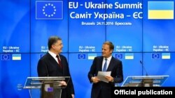 Петро Порошенко (л) і Дональд Туск (п) на саміті Україна – ЄС у Брюсселі 24 листопада 2016 року