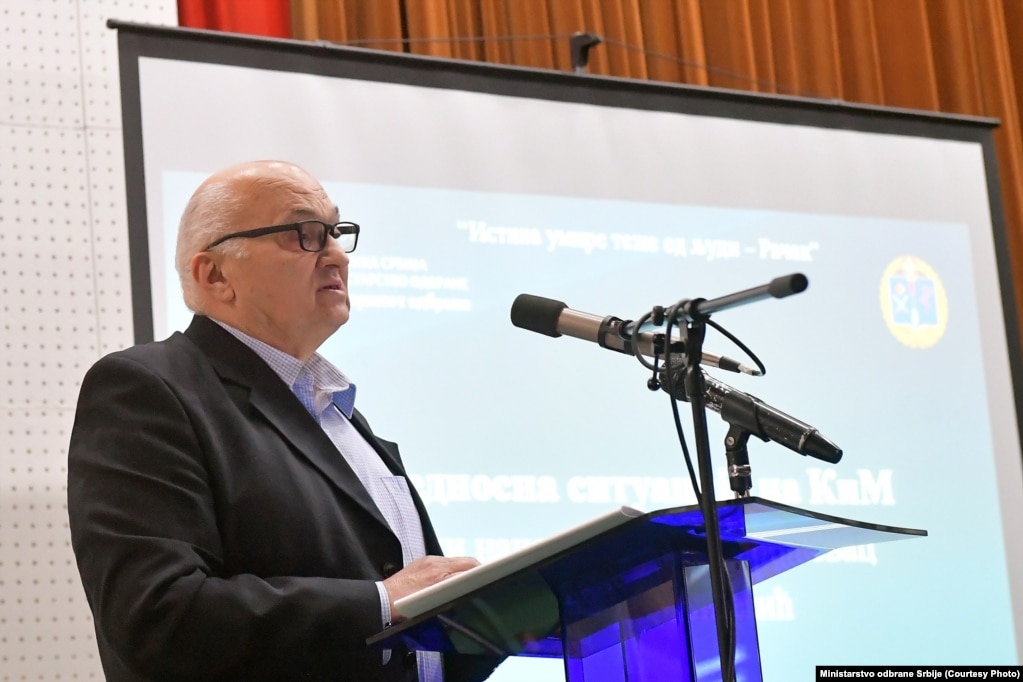 Bogoljub Janiçeviq në tribunën për Reçakun në Shtëpinë e Gardës të kazermës “Topçider” në Beograd, ku morën pjesë edhe zyrtarë politikë dhe ushtarakë të Serbisë. 25 dhjetor 2019.