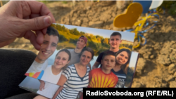 Родина Кушнірів під час святкування маминого дня народження. На фото Людмила зі своїми шістьма дітьми