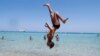 A Palermo melletti Mondello strandon szaltózik egy férfi 2020. július 31-én