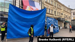 Studenti su velikim paravanom zaklonili prostorije vladajuće stranke u Čačku