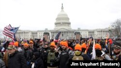 اعضای گروه‌های راست افراطی در مقابل کنگره آمریکا در روز حمله به این نهاد قانونگذاری 
