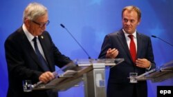 Եվրահանձնաժողովի նախագահ Ժան-Կլոդ Յունկերը (ձախից) և Եվրամիության խորհրդի նախագահ Դոնալդ Տուսկը Եվրամիության արտահերթ գագաթնաժողովին հաջորդած ճեպազրույցի ժամանակ, Բրյուսել, 24-ը սեպտեմբերի, 2015թ․