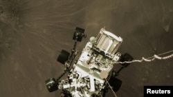 Шестиколёсный ровер за несколько секунд до посадки на поверхность Марса