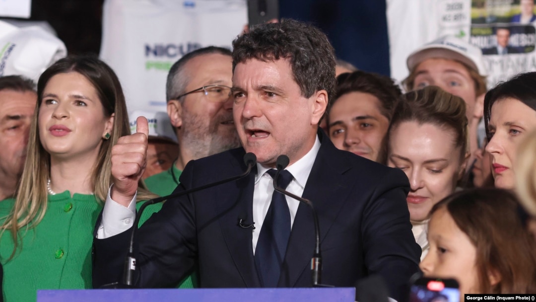 Președintele ales al României, Nicușor Dan, vorbind simpatizanților pe 18 mai 2025, după ce sondajele la ieșirea de la urne l-au plasat pe primul loc, cu 54 de procente față de cele 45 ale contracandidatului său, George Simion. Rezultatele oficiale au confirmat clasamentul.