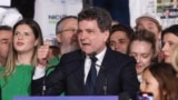 Președintele ales al României, Nicușor Dan, vorbind simpatizanților pe 18 mai 2025, după ce sondajele la ieșirea de la urne l-au plasat pe primul loc, cu 54 de procente față de cele 45 ale contracandidatului său, George Simion. Rezultatele oficiale au confirmat clasamentul.
