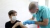 Kryeministrja e Serbisë, Ana Bërnabiq duke u vaksinuar kundër koronavirusit në fund të muajit dhjetor 2020. 