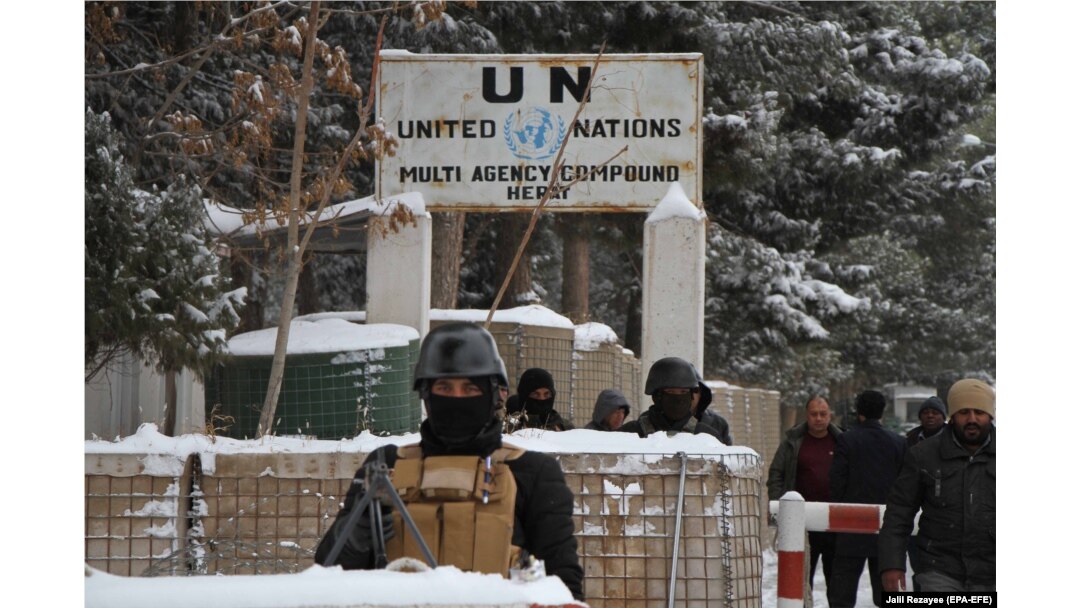 Un soldat afgan stă de gardă în fața biroului ONU din Herat, 29 ianuarie 2018.