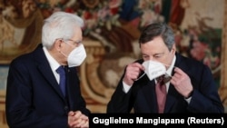 Премьер-министр Италии Марио Драги (справа) и президент республики Серджо Маттарелла, Рим, 13 февраля 2021