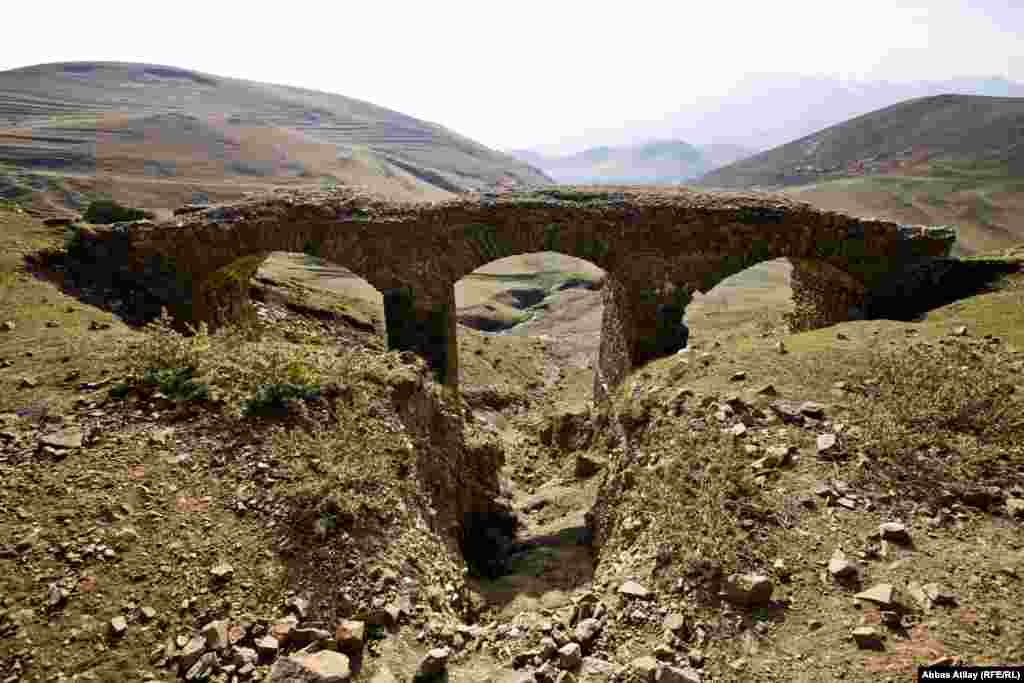 Bəziləri isə artıq çökmək ərəfəsindədir.