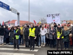 15 minuta heshtje në protestën në Kragujevc, në Serbinë qendrore, për viktimat e shembjes së strehës në Novi Sad, 15 shkurt 2025