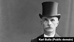 Karl Bulla s-a născut în 1855 în Glubczyce de astăzi, sudul Poloniei. La vremea respectivă, orașul se afla în Prusia - o națiune de limbă germană.