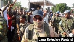 Luptători Wagner în preajma președinteluin Republicii Centrafricane, Faustin-Archange Touadera.