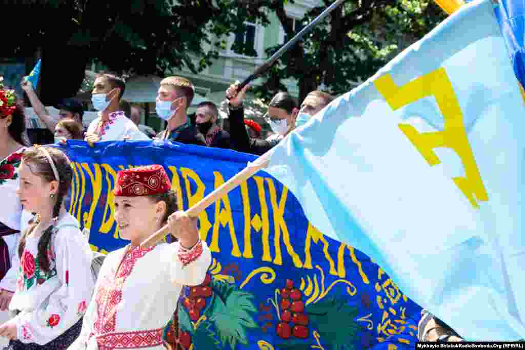 На марші було багато кримськотатарських прапорів &ndash; в Одесі того ж дня проходив марш на підтримку кримських татар