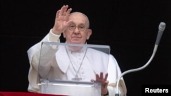Папа Франциск возглавляет мессу ангелу-хранителю из своего окна в Ватикане, 10 марта 2024 года

