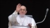 Papa Françesku duke i udhëhequr lutjet e mëngjesit nga dritarja e tij në Vatikan, 10 mars 2024.