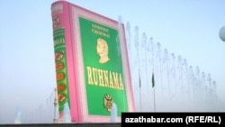 “Ruhnama” monumenti 