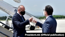 Бугарскиот претседател Румен Радев и македонскиот претседател Стево Пендаровски на средба на Меѓународниот аеродром Скопје