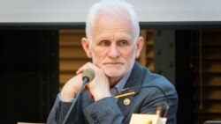 Алесь Бяляцкі на сустрэчы ў Варшаве