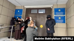 Талдықорғандағы сот ғимараты алдында тұрған "Атажұрт" жақтастары. 23 қаңтар, 2026 жыл.