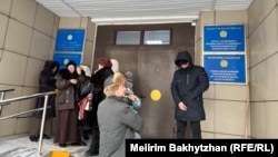 "Атажұрт" белсенділерінің ісін қарап жатқан сотқа кіре алмай, сыртта тұрған адамдар. Талдықорған, 23 қаңтар, 2026 жыл.