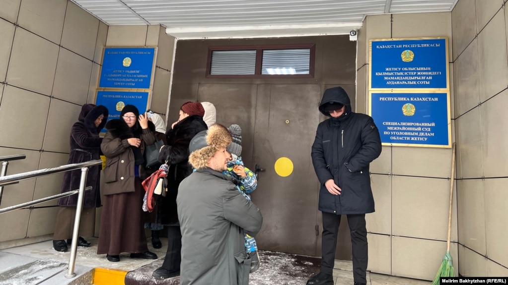 Здание суда в Талдыкоргане, где проходит суд над участниками акции с сожжением китайского флага, активистами «Нағыз Атажұрт». 23 января 2026 года
