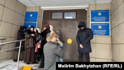 Здание суда в Талдыкоргане, где проходит суд над участниками акции с сожжением китайского флага, сторонниками объединения «Атажұрт». Жетысуская область, 23 января 2026 года