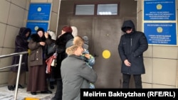 Талдықорған соты алдына жиналып жатқан "Атажұрт" белсенділері. 23 қаңтар 2026 жыл. 