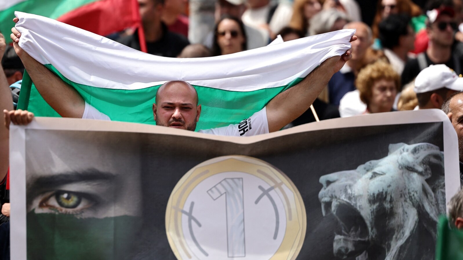 Proteste la Sofia, capitala Bulgariei, pe 31 mai 2025, împotriva planurilor de alăturare a țării la Zona Euro. 