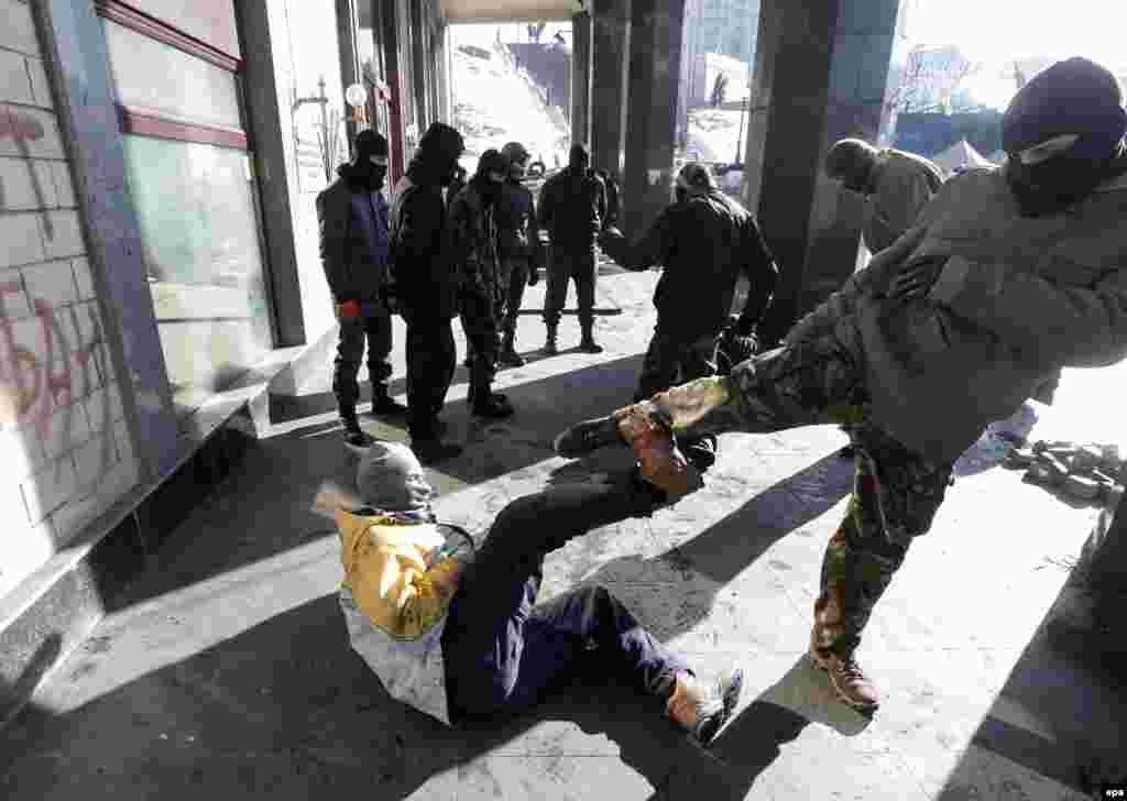 Ukrainian antigovernment demonstrators take part in a training session to learn how to resist riot police during ongoing protests in Kyiv. (epa/Maksim Shipenkov)