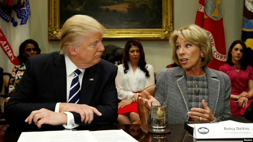 Donald Trump, alături de secretarul american pentru Educație, Betsy DeVos